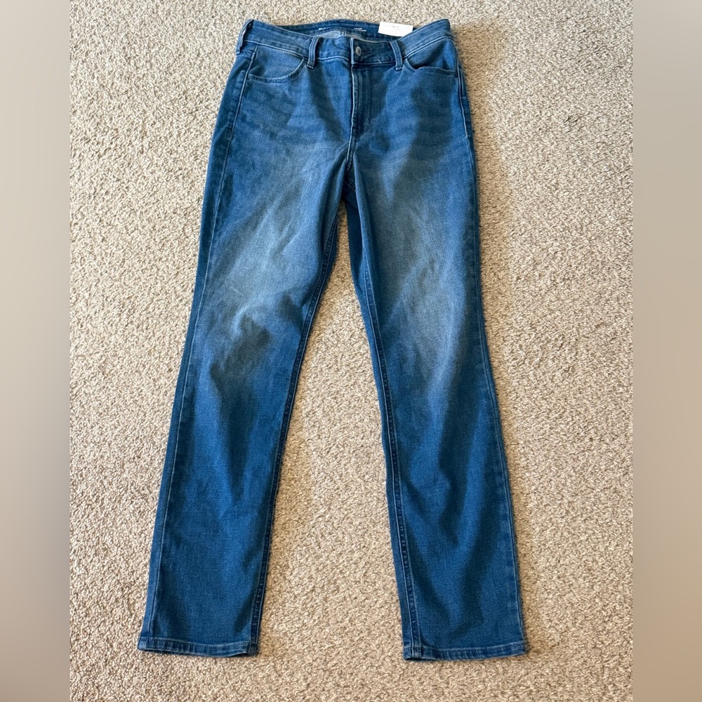 Old Navy Women's Wow Straight Leg High Rise Jeans 6